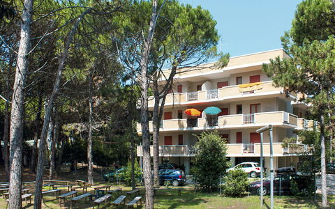 Bibione 634: Plante, Bâtiment, Propriété, Fenêtre, Ciel, Arbre, Design Urbain, Quartier, Condominium, Immobilier