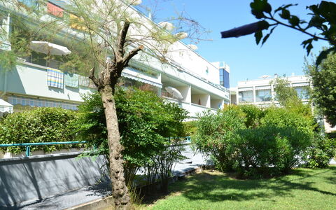 Residence Pinewood: Propriété, Immobilier, Maison, Bâtiment, Arbre, Domicile, Zone Résidentielle, Quartier, Architecture, Appartement