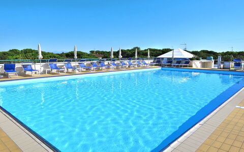 Residence Pinewood: L'Eau, Ciel, Piscine, Plante, Rectangle, Mobilier De Jardin, Ombre, Composite, Bâtiment, Loisir