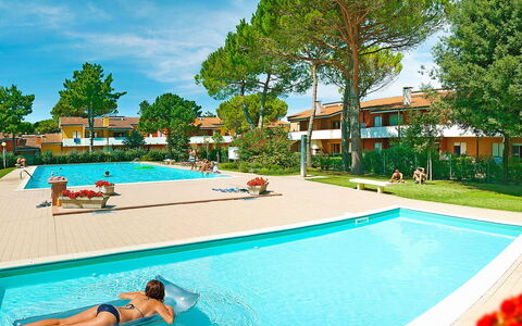 Bibione 751: L'Eau, Plante, Ciel, Piscine, Bâtiment, Nuage, Arbre, Mobilier De Jardin, Loisir, Ombre