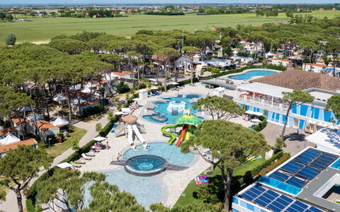 Cavallino 652: Ciel, Ombre, Lot Terre, Chalet, Siding, Façade, Zone Résidentielle, Paysage, Toit, Herbe