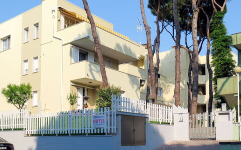 Rosolina Mare 648: Ciel, Bâtiment, Plante, Fenêtre, Bleu Azur, Arbre, Architecture, Arecales, Design Urbain, Maison