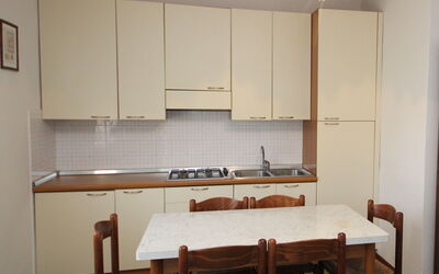 Casa Jolanda 649.8: Meubles, Table, Cabinetry, Comptoir, Bois, Design Intérieur, Tache De Bois, Sol, Sol, Cuisine
