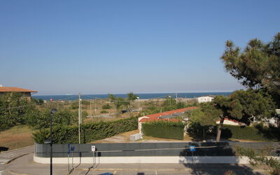Casa Jolanda 649.9: L'Eau, Plante, Ciel, Bâtiment, Bleu Azur, Maison, Piscine, Arbre, Rectangle, Fenêtre