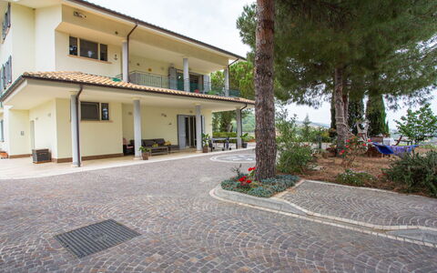 Pineto 636: Plante, Bâtiment, Propriété, Fenêtre, Arbre, Ciel, Surface De La Route, Asphalte, Maison, Design Urbain