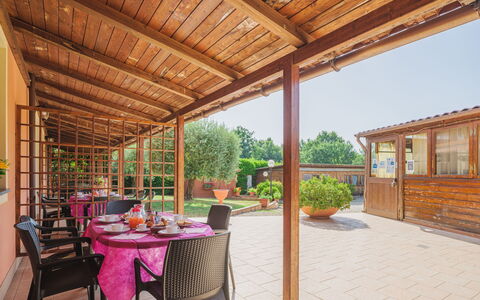 Orentano 613: Table, Ciel, Propriété, Meubles, Plante, Chaise, Bleu Azur, Ombre, Design Intérieur, Architecture