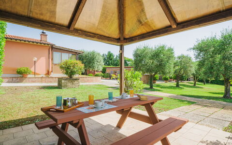 Orentano 613: Table, Ciel, Propriété, Meubles, Plante, Chaise, Bleu Azur, Ombre, Design Intérieur, Architecture