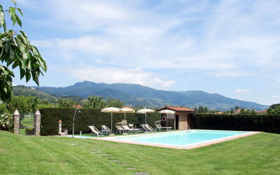 Lucca 657: Nuage, L'Eau, Ciel, Plante, Bâtiment, Piscine, Montagne, Paysage Naturel, Lot Terre, Mobilier De Jardin