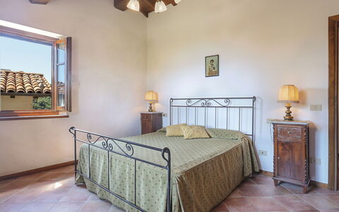 Castelnuovo di Garfagnana 640: Chambre, Pièce, Propriété, Meubles, Lit, Plafond, Design Intérieur, Cadre De Lit, Sol, Bâtiment