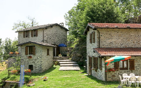 Fabbriche di Vallico 627: Maison, Propriété, Bâtiment, Zone Rurale, Village, Domicile, Architecture, Quartier, Chalet, Herbe