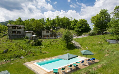 Fabbriche di Vallico 627: Nuage, Ciel, Propriété, Plante, Piscine, Arbre, Mobilier De Jardin, Lot Terre, Bâtiment, Ombre