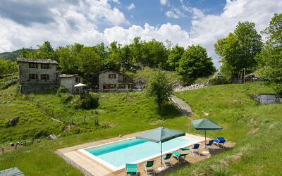 Fabbriche di Vallico 627: Nuage, Ciel, Propriété, Plante, Piscine, Arbre, Mobilier De Jardin, Lot Terre, Bâtiment, Ombre