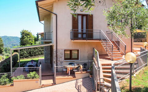 Camaiore 681: Plante, Bâtiment, Propriété, Fenêtre, Bois, Design Intérieur, Arbre, Chalet, Design Urbain, Porte