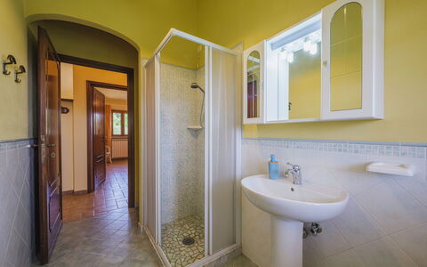Chiatri 609: Miroir, Robinet, Évier, Luminaire Plomberie, Lavabo, Bâtiment, Salle De Bains, Design Intérieur, Violet