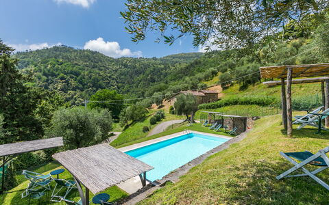 Pescia 626: L'Eau, Ciel, Plante, Propriété, Nuage, Piscine, Vert, Paysage Naturel, Bleu Azur, Bâtiment