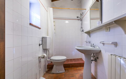 Pescia 626: Miroir, Luminaire Plomberie, Propriété, Robinet, Lavabo, Évier, Bâtiment, Violet, Salle De Bains, Design Intérieur