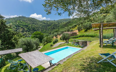 Pescia 626: L'Eau, Ciel, Plante, Propriété, Nuage, Piscine, Vert, Paysage Naturel, Bleu Azur, Bâtiment