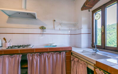 Podere Villa Apt. Mezzo 626.1: Cabinetry, Fenêtre, Robinet, Comptoir, Évier, Bois, Cuisine, Design Intérieur, Luminaire Plomberie, Plante D'Appartement