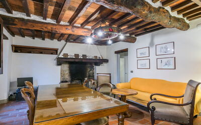 Podere Piastriccio Apt. Grande 626.6: Canapé, Table, Meubles, Propriété, Bois, Bâtiment, Design Intérieur, Architecture, Salon, Sol