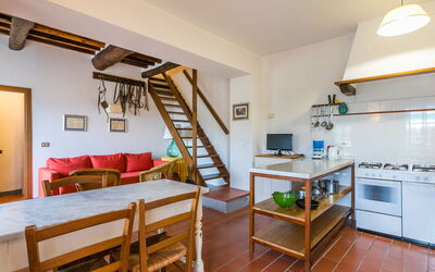 Podere Sondino Apt. le Stalle 626.10: Propriété, Meubles, Table, Salon, Canapé, Bois, Cabinetry, Sol, Cadre, Appareil De Cuisine