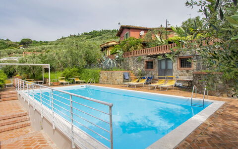 Montecatini Terme 615: L'Eau, Ciel, Bâtiment, Plante, Propriété, Piscine, Nuage, Fenêtre, Bleu Azur, Arbre