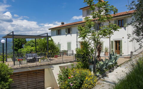 L'Amorosa: Plante, Ciel, Bâtiment, Nuage, Fenêtre, Fleur, Lot Terre, Arbre, Maison, Design Urbain