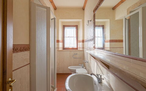 Panzano 604: Marron, Robinet, Luminaire Plomberie, Propriété, Évier, Baignoire, Fenêtre, Salle De Bains, Bois