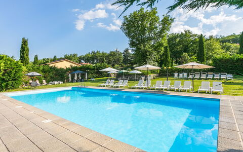 Bucine 610: L'Eau, Nuage, Ciel, Plante, Piscine, Bleu Azur, Arbre, Mobilier De Jardin, Ombre, Herbe