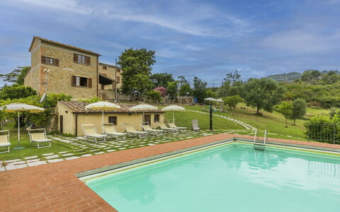 Volterra 647: L'Eau, Ciel, Plante, Nuage, Propriété, Bâtiment, Piscine, Bleu Azur, Arbre, Fenêtre