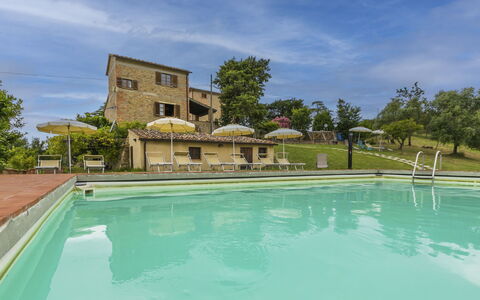 Volterra 647: L'Eau, Ciel, Nuage, Propriété, Bâtiment, Plante, Piscine, Bleu Azur, Arbre, Chaise