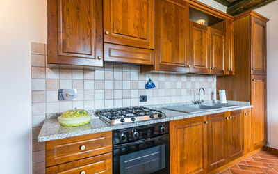 Villa Caggio 647.4: Comptoir, Cabinetry, Meubles, Propriété, Bâtiment, Cuisine, Bois, Tiroir, Cuisinière, Design Intérieur