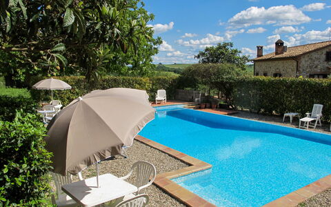 Castellina in Chianti 618: L'Eau, Plante, Propriété, Nuage, Ciel, Piscine, Bâtiment, Ombre, Arbre, Parapluie