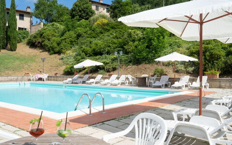 Dicomano 612: L'Eau, Plante, Propriété, Meubles, Piscine, Ciel, Bâtiment, Bleu Azur, Chaise, Parapluie