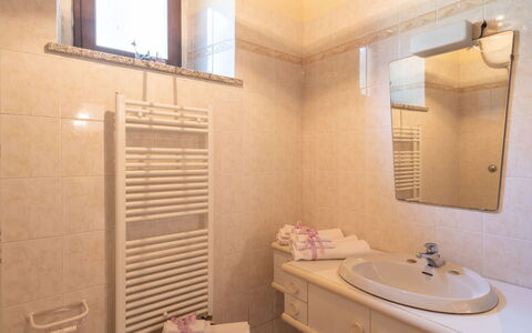 Dicomano 612: Miroir, Robinet, Luminaire Plomberie, Armoire De Toilette, Propriété, Lavabo, Évier, Salle De Bains, Fenêtre, Bois