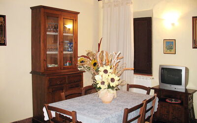 Podere la Morra - Luna (Sov105) 607.5: Pièce, Propriété, Salle À Manger, Meubles, Design Intérieur, Table, Bâtiment, Maison, Sol, Table Cuisine Et Salle A Manger
