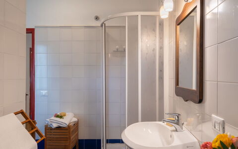 Greve in Chianti 612: Luminaire Plomberie, Robinet, Miroir, Évier, Propriété, Lavabo, Fleur, Tete De Douche, Salle De Bains, Plante