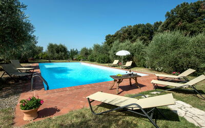 Siena 631: L'Eau, Plante, Ciel, Meubles, Piscine, Arbre, Bleu Azur, Ombre, Mobilier De Jardin, Balancelle