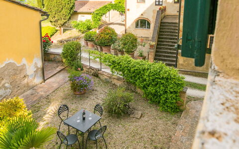 Poggibonsi 618: Plante, Bâtiment, Fenêtre, Table, Arbre, Végétation, Design Urbain, Herbe, Lot Terre, Jaune