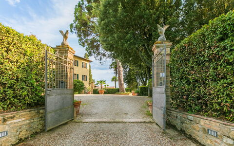 Poggibonsi 618: Plante, Ciel, Bâtiment, Nuage, Surface De La Route, Arbre, Lot Terre, Maison, Quartier, Zone Résidentielle