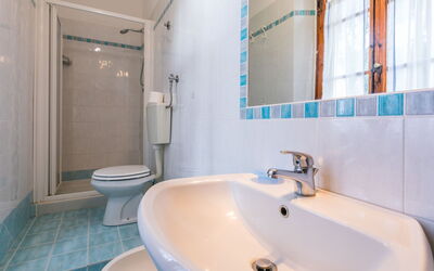 Giuggiolo 4 618.1: Robinet, Luminaire Plomberie, Évier, Propriété, Salle De Bains, Lavabo, Bleu Azur, Design Intérieur, Miroir, Violet