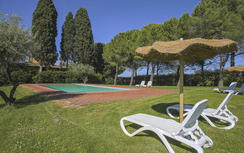 Tavarnelle Val di Pesa 617: Plante, Ciel, Propriété, Arbre, Mobilier De Jardin, Ombre, Herbe, Loisir, Espace Public, Paysage