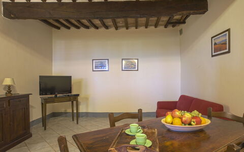 Tavarnelle Val di Pesa 617: Table, Aliments, Meubles, Vaisselle, Bois, Éclairage, Design Intérieur, Cadre, Bâtiment, Chaise