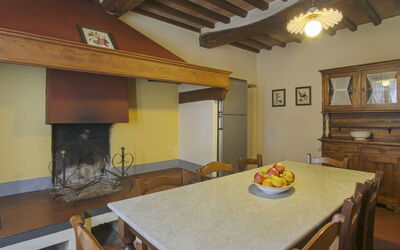 Campiglia 617.6: Table, Meubles, Design Intérieur, Bois, Cabinetry, Chaise, Fenêtre, Cuisine, Vaisselle, Immobilier
