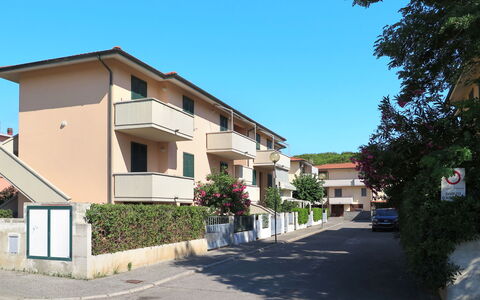 Vada 609: Zone Résidentielle, Fenêtre, Quartier, Propriété, Maison, Domicile, Immobilier, Ville, Bâtiment, Façade