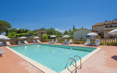 Cecina 609: L'Eau, Ciel, Plante, Propriété, Piscine, Bâtiment, Bleu Azur, Parapluie, Chaise, Arbre