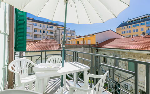 Maestrale: Bâtiment, Jour, Propriété, Meubles, Fenêtre, Table, Lumière, Parapluie, Chaise, Ombre