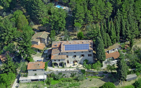 Castelfranco di Sopra 605: Plante, Bâtiment, Arbre, Paysage Naturel, Maison, Végétation, Design Urbain, Chalet, Toit, Paysage