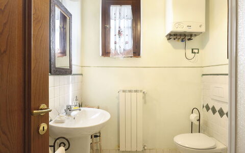 Buti 608: Salle De Bains, Pièce, Propriété, Armoire De Toilette, Luminaire Plomberie, Accessoire Salle De Bain, Lavabo, Toilette, Évier, Design Intérieur
