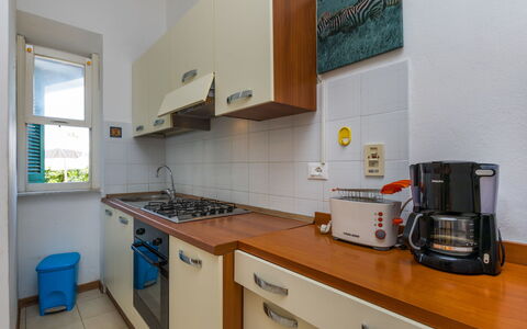 Castiglioncello 642: Cabinetry, Comptoir, Propriété, Evier, Évier, Appareil De Cuisine, Cuisinière, Fenêtre, Cuisine, Électroménager