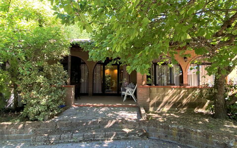 Riparbella 626: Plante, Bâtiment, Fenêtre, Surface De La Route, Branche, Ombre, Arbre, Lumière Du Soleil, Herbe, Suppression Des Plantes Ligneuses